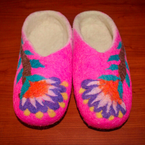 Handmade pink felt slippers by Peruvian artisans with a traditional technique.These slippers are the perfect footwear for women.